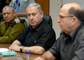 Ο Μενζταμίν Νετανιάχου στο κέντρο, αριστερά του ο Μοσέ Γιααλόν και δεξιά του ο Γκάμπι Ασκενάζι