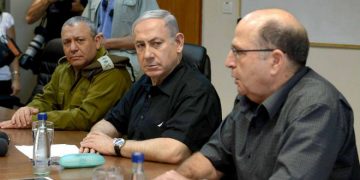 Ο Μενζταμίν Νετανιάχου στο κέντρο, αριστερά του ο Μοσέ Γιααλόν και δεξιά του ο Γκάμπι Ασκενάζι