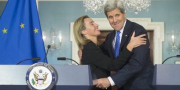 epa04574367 US Secretary of State John Kerry (R) and EU High Representative Federica Mogherini (L) embrace after holding a joint news conference, at the State Department in Washington, DC, USA, 21 January 2015. Kerry and Mogherini discussed a wide array of issues including the situation in Yemen, Cuba, the Ukraine and relations with Russia and possible sanctions against Iran.  EPA/MICHAEL REYNOLDS/2015-01-22 06:44:58/