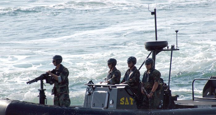 b040626aj
26th June 2004
Naval Demonstration Compliant Boarding in Istanbul Harbour.