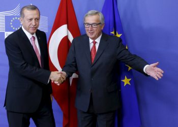 European Commission President Jean-Claude Juncker welcomes Turkey's President Tayyip Erdogan (L) at the EU Commission headquarters in Brussels, Belgium October 5, 2015. Erdogan mocked European Union overtures for help with its migration crisis during a long-awaited visit to Brussels on Monday that in the end was partly overshadowed by Russia's violation of Turkish airspace near Syria. REUTERS/Francois Lenoir