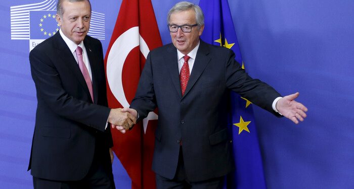 European Commission President Jean-Claude Juncker welcomes Turkey's President Tayyip Erdogan (L) at the EU Commission headquarters in Brussels, Belgium October 5, 2015. Erdogan mocked European Union overtures for help with its migration crisis during a long-awaited visit to Brussels on Monday that in the end was partly overshadowed by Russia's violation of Turkish airspace near Syria. REUTERS/Francois Lenoir