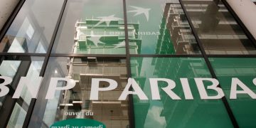 A picture taken on April 14, 2012 in Paris, shows the entrance of a BNP Paribas bank.  AFP PHOTO LOIC VENANCE