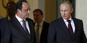 PARIS, FRANCE - JUNE 05:  French President Francois Hollande (L) escorts Russian President Vladimir Putin after their meeting and dinner at the Elysee Palace on June 5, 2014, in Paris, France. Russian President Vladimir Putin met for talks with French President Francois Hollande, as world leaders engaged in a bout of shuttle diplomacy over Ukraine ahead of D-Day ceremonies.   (Photo by Thierry Chesnot/Getty Images)