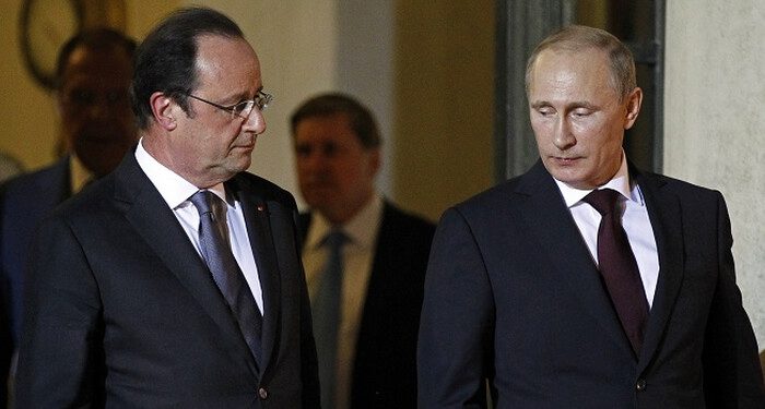 PARIS, FRANCE - JUNE 05:  French President Francois Hollande (L) escorts Russian President Vladimir Putin after their meeting and dinner at the Elysee Palace on June 5, 2014, in Paris, France. Russian President Vladimir Putin met for talks with French President Francois Hollande, as world leaders engaged in a bout of shuttle diplomacy over Ukraine ahead of D-Day ceremonies.   (Photo by Thierry Chesnot/Getty Images)