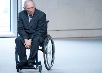 ARCHIV - Bundesfinanzminister Wolfgang Schäuble (CDU) kommt am 25.04.2013 in den Bundestag in Berlin. Foto: Maurizio Gambarini/dpa (zu dpa:"Letzte Lösung Behinderten-Quote? Politik fernab der UN-Konvention" vom 28.07.2013) +++(c) dpa - Bildfunk+++