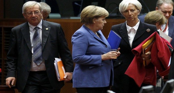 Luxembourg's Prime Minister Jean-Claude Juncker (L), Germany's Chancellor Angela Merkel (C) and IMF President Christine Lagarde (R) attend a euro zone summit in Brussels October 23, 2011.    REUTERS/Yves Herman (BELGIUM  - Tags: POLITICS BUSINESS)