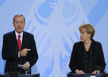 German Chancellor Angela Merkel (R) and Turkish Prime Minister Tayyip Erdogan address the media after talks in Berlin October 31, 2012. REUTERS/Tobias Schwarz (GERMANY - Tags: POLITICS) - RTR39T8F