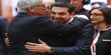 epa04717601 Greek Prime Minister Alexis Tsipras (R) is welcomed by European Commission president Jean-Claude Juncker (L) for the EU Summit in Brussels, Belgium, 23 April 2015. The leaders of the European Union meet in Brussels to tackle an escalating migration crisis and the daily arrival of hundreds of would-be asylum seekers and migrants crossing the Mediterranean.  EPA/OLIVIER HOSLET