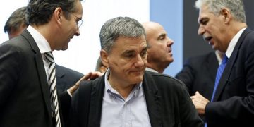 epa05579740 President of Eurogroup, Jeroen Dijsselbloem (L) and Greece's Finance Minister Euclid Tsakalotos (C) at the start of the Eurogroup finance Ministers meeting in Luxembourg, 10 October 2016.  EPA/JULIEN WARNAND