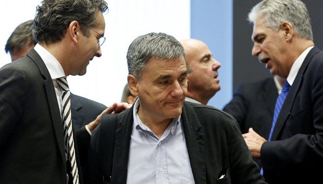 epa05579740 President of Eurogroup, Jeroen Dijsselbloem (L) and Greece's Finance Minister Euclid Tsakalotos (C) at the start of the Eurogroup finance Ministers meeting in Luxembourg, 10 October 2016.  EPA/JULIEN WARNAND