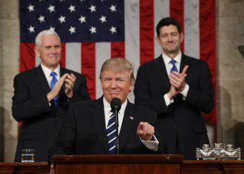 US Vice President Mike Pence (L) and Speaker of the House Paul Ryan (R) applaud as US President Donald J. Trump (C) arrives to deliver his first address to a joint session of Congress from the floor of the House of Representatives in Washington, DC, USA, 28 February 2017.  REUTERS/Jim Lo Scalzo - RTS10VFR