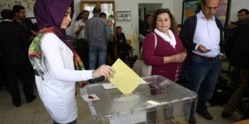 A Turkish woman casts her ballot as she votes in Turkey's general election at a polling station  in a primary school in Ankara on June 7, 2015. Turkey Turkish voters went to the polls on June 7 in a bitterly-contested election set to determine whether President Recep Tayyip Erdogan can tighten his increasingly controversial grip on the country. The legislative election is taking place under the shadow of violence after two people were killed and dozens more wounded in an attack on a rally of the pro-Kurdish People's Democratic Party (HDP) in the southeastern city of Diyarbakir two days prior. AFP PHOTO / ADEM ALTAN