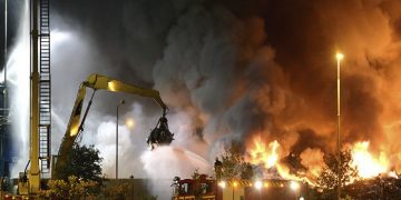Firefighters work to extinguish flames after a massive blaze torched a recycling station in Malmo, Southern Sweden June 27, 2013. The fire broke out on Thursday evening around 7 pm local time in the area of Norra Hamnen. No casualties were reported. Picture taken June 27, 2013. REUTERS/Johan Nilsson/Scanpix Sweden (SWEDEN - Tags: DISASTER TPX IMAGES OF THE DAY) ATTENTION EDITORS - THIS IMAGE WAS PROVIDED BY A THIRD PARTY. FOR EDITORIAL USE ONLY. NOT FOR SALE FOR MARKETING OR ADVERTISING CAMPAIGNS. THIS PICTURE IS DISTRIBUTED EXACTLY AS RECEIVED BY REUTERS, AS A SERVICE TO CLIENTS.  NO COMMERCIAL SALES. SWEDEN OUT. NO COMMERCIAL OR EDITORIAL SALES IN SWEDEN - RTX114IN