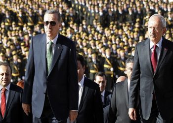 Turkey's Prime Minister Tayyip Erdogan (2nd R) and leader of the main opposition Republican People's Party (CHP) Kemal Kilicdaroglu (R) attend an official ceremony to mark the 89th anniversary of Republic Day at Anitkabir in Ankara October 29, 2012. Anitkabir is the mausoleum of Mustafa Kemal Ataturk, founder of secular Turkey. REUTERS/Umit Bektas (TURKEY - Tags: POLITICS) - RTR39QHB