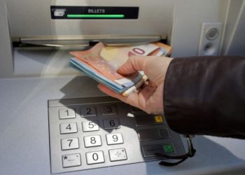 A woman withdraws money from an ATM machine in Nice, France, November 14, 2017. REUTERS/Eric Gaillard