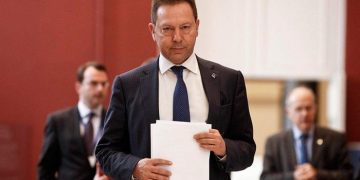 Ο Στουρνάρας σπρώχνει τις τράπεζες σε αυξήσεις κεφαλαίου
