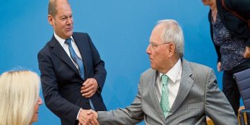 Hamburgs Erster Bürgermeister Olaf Scholz (SPD - 2.v.l.) verabschiedet sich von Bundesfinanzminister Wolfgang Schäuble (CDU) am 27.05.2014 in Berlin nach einer Pressekonferenz. Bundesbildungsministerin Johanna Wanka (CDU - l) und die Bildungsministerin Doris Ahnen (SPD) aus Rheinland-Pfalz flankieren. Im Rahmen der Einigung zur Bildungsfinanzierung soll künftig das Bafög komplett vom Bund übernommen werden. Scholz und Ahnen nahmen an den Verhandlungen für die Bundesländer teil. Foto: Michael Kappeler/dpa +++(c) dpa - Bildfunk+++ | Verwendung weltweit