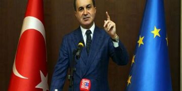 Διττή επίθεση Τσελίκ στην Ελλάδα για προσφυγικό - Δένδια