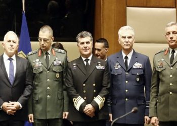 Από αριστερά, ο υπουργός Άμυνας Βαγγέλης Αποστολάκης, ο τ. ΑΓΕΣ, Αλ. Στεφανής, ο ΑΓΕΝ Ν. Τσούνης και ο νέος Α/ΓΕΕΘΑ Χ. Χριστοδούλου