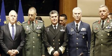 Από αριστερά, ο υπουργός Άμυνας Βαγγέλης Αποστολάκης, ο τ. ΑΓΕΣ, Αλ. Στεφανής, ο ΑΓΕΝ Ν. Τσούνης και ο νέος Α/ΓΕΕΘΑ Χ. Χριστοδούλου