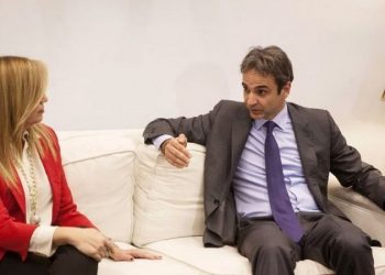 (Ξένη δημοσίευση)  Ο πρόεδρος της Νέας Δημοκρατίας  Κυριάκος Μητσοτάκης (Δ), συνομιλεί με την πρόεδρο του ΠΑΣΟΚ Φώφη Γεννηματά (Α), κατά τη διάρκεια της συνάντησής τους, στο πλαίσιο των επαφών του με τους πολιτικούς αρχηγούς, την Παρασκευή 22 Ιανουαρίου 2016, στη Βουλή.   ΑΠΕ-ΜΠΕ/ΓΡΑΦΕΙΟ ΤΥΠΟΥ ΝΔ/ΔΗΜΗΤΡΗΣ  ΠΑΠΑΜΗΤΣΟΣ