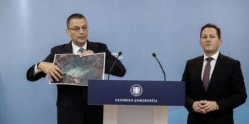 Ο Αλκιβιάδης Στεφανής παρουσιάζει τα κλειστά κέντρα κράτησης στα νησιά