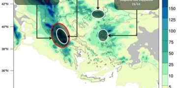 Χάρτης 1. Εκτιμώμενο αθροιστικό ύψος βροχής από την Παρασκευή 20/12 έως και την Κυριακή 22/12/2019. Με κύκλο περικλείονται οι περιοχές όπου αναμένονται τα έντονα φαινόμενα, καθώς και τα μεγαλύτερα ποσά βροχής.