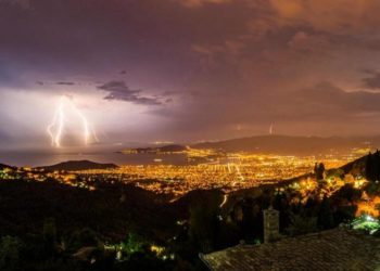 Εικόνα 1. Μεγάλος αριθμός ηλεκτρικών εκκενώσεων καταγράφηκαν στις 15 Αυγούστου 2019. Η φωτογραφία από το Πήλιο είναι του Oltion Xhezairi και απεικονίζει τις καταιγίδες δυτικά του Βόλου που δυστυχώς στοίχισαν τη ζωή ενός αγρότη στο Σέσκλο. 