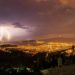 Εικόνα 1. Μεγάλος αριθμός ηλεκτρικών εκκενώσεων καταγράφηκαν στις 15 Αυγούστου 2019. Η φωτογραφία από το Πήλιο είναι του Oltion Xhezairi και απεικονίζει τις καταιγίδες δυτικά του Βόλου που δυστυχώς στοίχισαν τη ζωή ενός αγρότη στο Σέσκλο. 