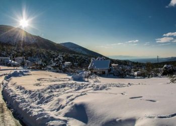 Εικόνα 3. Πυκνές χιονοπτώσεις στην Ανατολική Στερεά Ελλάδα κατά τη διάρκεια της κακοκαιρίας Ζηνοβία στις 29-30 Δεκεμβρίου 2019 προκάλεσαν σοβαρά προβλήματα. Η φωτογραφία από τα Βίλια Αττικής είναι του Στυλιανού Φουρτουλάκη από το Meteoclub.