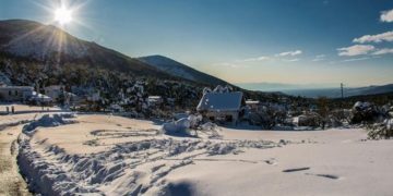 Εικόνα 3. Πυκνές χιονοπτώσεις στην Ανατολική Στερεά Ελλάδα κατά τη διάρκεια της κακοκαιρίας Ζηνοβία στις 29-30 Δεκεμβρίου 2019 προκάλεσαν σοβαρά προβλήματα. Η φωτογραφία από τα Βίλια Αττικής είναι του Στυλιανού Φουρτουλάκη από το Meteoclub.