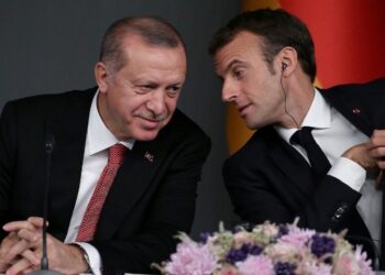 Ο Εμάνουελ Μαρόν συζητάει με τον Ταγίπ Ερντογάν