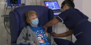 Ο πρώτος άνθρωπος που εμβολιάστηκε κατά του Covid-19 παγκοσμίως