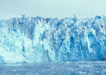 Landsat: Παγετώνας που λιώνει γεμίζει λίμνη της Αλάσκα