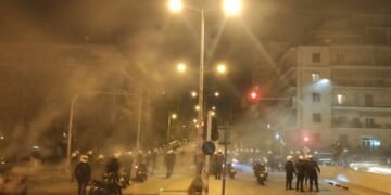 Άγρια επεισόδια και αστυνομικός τραυματίας στη Νέα Σμύρνη