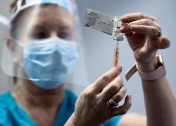 Η Ελλάδα επιμένει με AstraZeneca: Περιορισμοί χωρίς... νόημα
