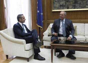 Κινητικότητα που προδίδει αδυναμία αναπτύσσει στο εσωτερικό πολιτικό μέτωπο αναπτύσσει ο Κυριάκος Μητσοτάκης, καθώς είχε δείπνο με τον Κώστα Καραμανλή