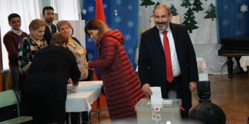 Ο Νικόλ Πασινιάν ψηφίζειστις εκλογές στην Αρμενία