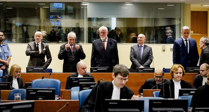 Aυλαία έριξε από την 1η Ιουλίου και έπειτα από 28 χρόνια το Διεθνές Ποινικό Δικαστήριο για την πρώην Γιουγκοσλαβία, το οποίο έκδωσε την τελευταία του απόφαση, καταδικάζοντας με δωδεκαετή κάθειρξη τους πρώην επικεφαλής της Υπηρεσίας Πληροφοριών της Σερβίας, Γιόβιτσα Στάνισιτς και Φράνκο Σιμάτοβιτ