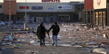 Αν μπορούσαμε με μια φράση να χακατηρίσουμε τα θλιβερά γεγονότα των τελευταίων ημέρων στη Νότια Αφρική, θα ήταν το «απόλυτο χάος»...