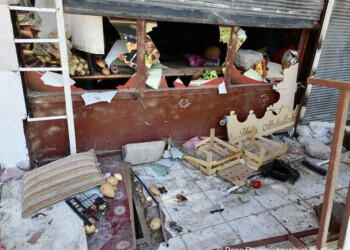 Στόχος των επιθέσεων ήταν και αρκετά καταστήματα Σύρων προσφύγων
