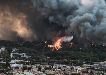 Φωτιά στη Βαρυμπόμπη
