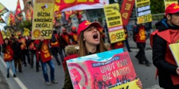 Σκληραίνει την καταστακτική της δράση η αστυνομία στην Τουρκία, θέλοντας να στείλει μήνυμα εξάντλησης των ορίων ανοχής,