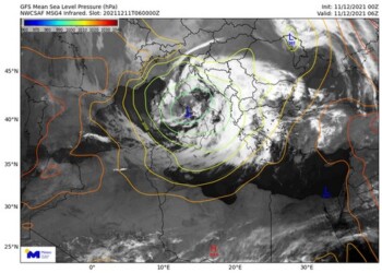 Εικόνα 1. Θέση του κέντρου του βαρομετρικού χαμηλού και νεφικοί σχηματισμοί  στις 08:00 τοπική ώρα του Σαββάτου 11/12