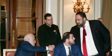 Χειραψία Βαγγέλη μαρινάκη με τον Δημήτρη Μελισσανίδη