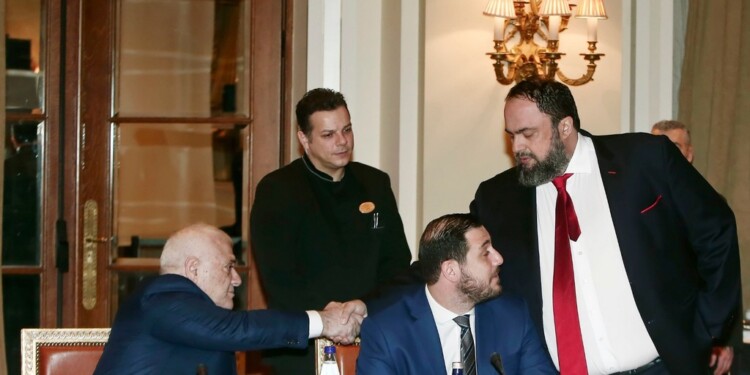 Χειραψία Βαγγέλη μαρινάκη με τον Δημήτρη Μελισσανίδη