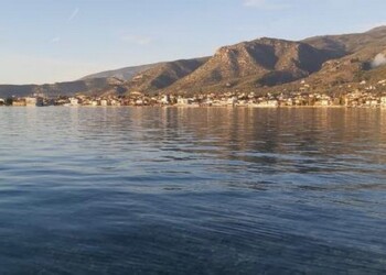 Η φωτογραφία από Κάτω Λεχώνια Πηλίου τη Δευτέρα 3 Ιανουαρίου 2022 του Γιάννη Καλαντζή δείχνει τα ήρεμα νερά του Παγασητικού Κόλπου μια θερμή ημέρα του χειμώνα. 