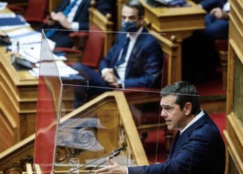 Ο Αλέξης Τσίπρας και ο Κυριάκος Μητσοτάκης στη Βουλή