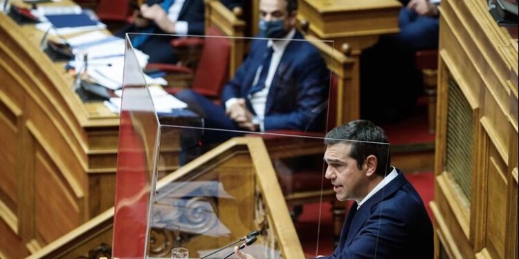 Ο Αλέξης Τσίπρας και ο Κυριάκος Μητσοτάκης στη Βουλή